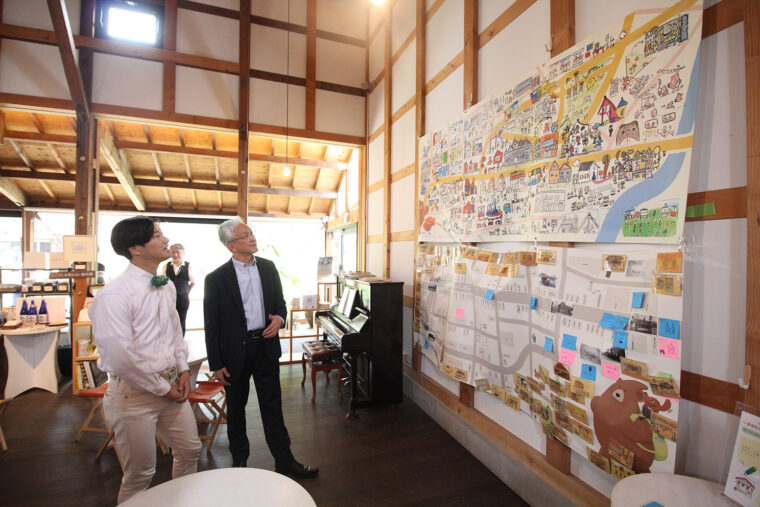 地域の子どもたちが描いた未来の摂田屋！　現存する建物をしっかりと残しながらまちが描かれています