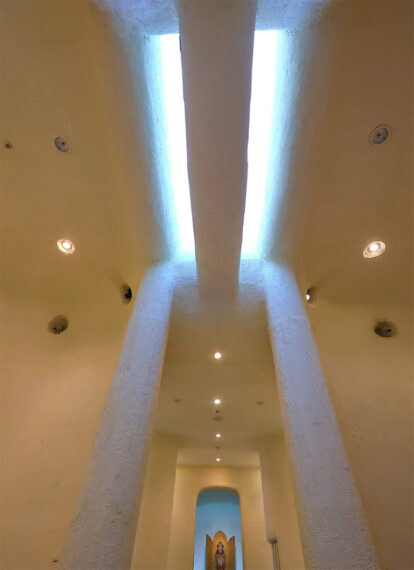 仏像、光、影が三位一体となり、神秘的な空気感を醸し出しています