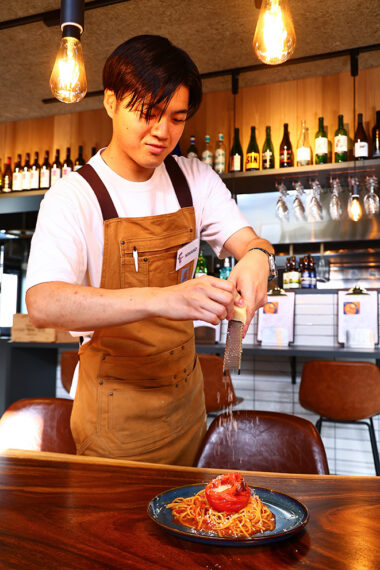 表面が真っ白になるまでたっぷりチーズをかけてくれます