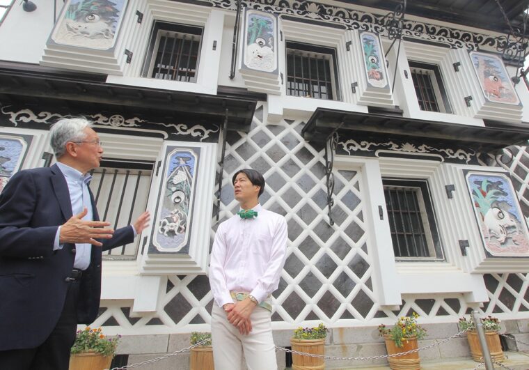 鏝絵で飾られた旧機那サフラン酒製造本舗・鏝絵蔵。全国の左官屋さんたちから「日本一の鏝絵」と讃えられています