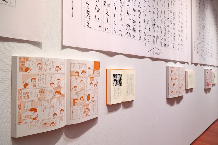 フォトスポットのひとつ。原稿用紙を拡大したものと雑誌の誌面を再現したパネル　©さくらプロダクション