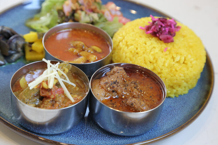 地元食材をたっぷり味わえる『3種盛り』（1,600円）。JUDYさんのおすすめは黒酢と黒糖、梅酒をきかせた『ポークビンダルー』（写真奥）