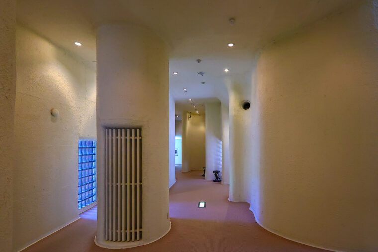 館内は通常撮影不可。事前相談のうえ、申請が必要です。展示室外からは各作品が見えないようになっています