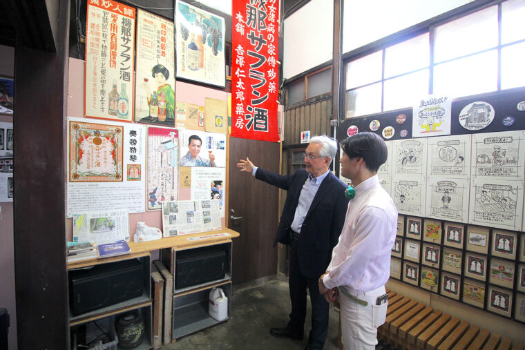 鏝絵蔵には当時の面影を残すポスターなどの資料がいっぱい