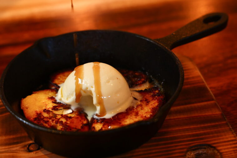 アツアツのフレンチトーストと冷たいバニラアイスの組み合わせ、『フレンチトー スト』（790円）。1日の提供数に限りあり