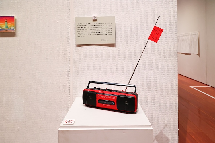 会場では『さくらももこのオールナイトニッポン』の貴重な音源も流れています　©さくらももこ