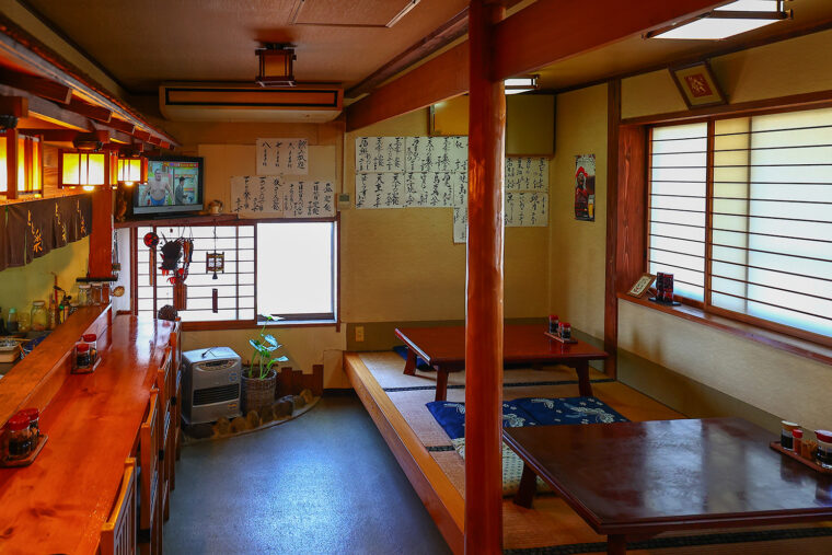 店内。カウンター席と小上がり席がある