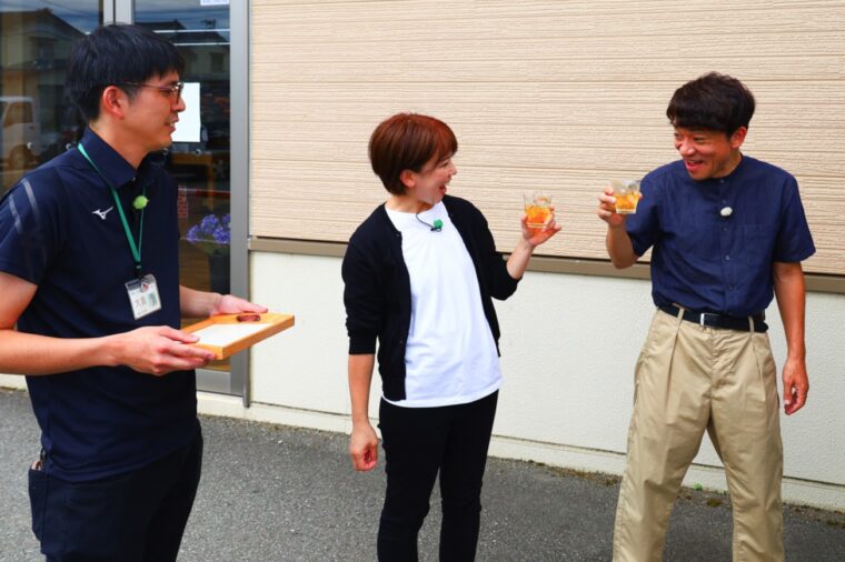 オープニングシーンで冷たい「佐渡番茶」をもらってご機嫌なふたり。このあと今回のテーマが「佐渡番茶」と知ってびっくりしていました。