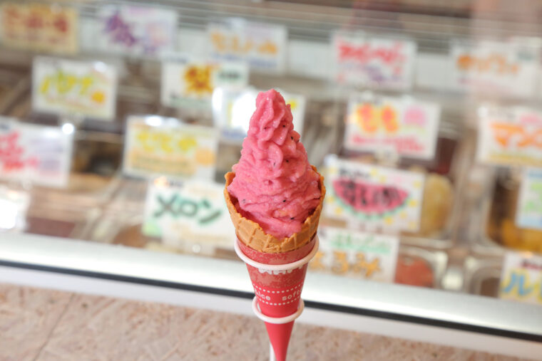 県産のスイカやモモを 使った『フルーツソフトクリーム』もどうぞ