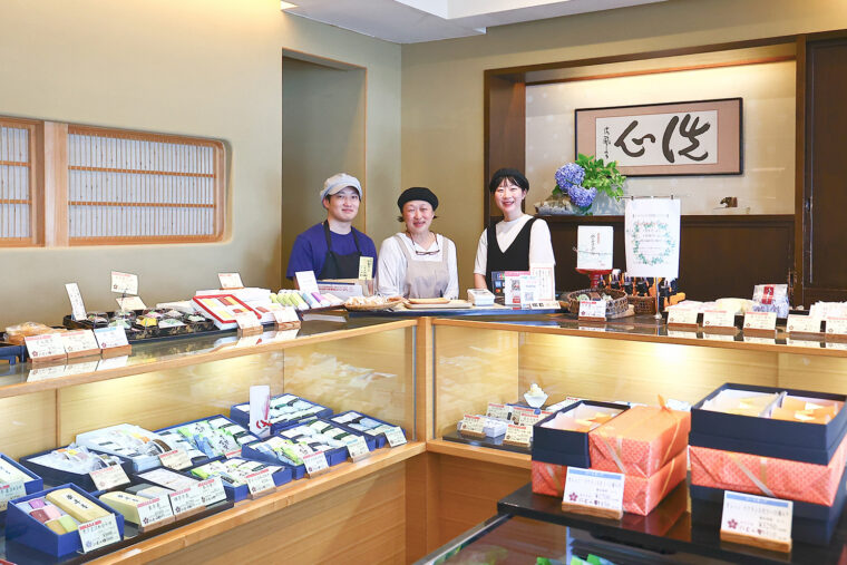 優しい笑顔のみなさんがお出迎え。写真中央が店長の二村圭子さん