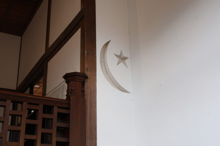 2階の漆喰の壁には星と月が彫られ、反対側から覗くと驚きの仕掛けが！