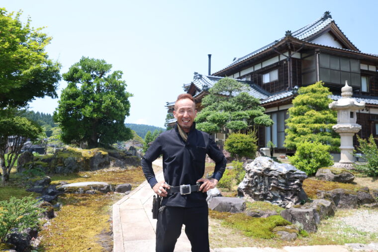 一級造園技能士などの資格を持つ晴庭 仁乃風 代表の高山直仁さん。「どこでも駆けつけます！」