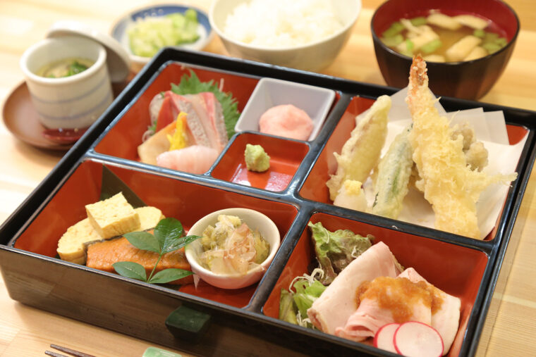『ひかり菜弁当』（2,150 円）。旬の食材を積極的に用いるため、季節によって内容の変動がある
