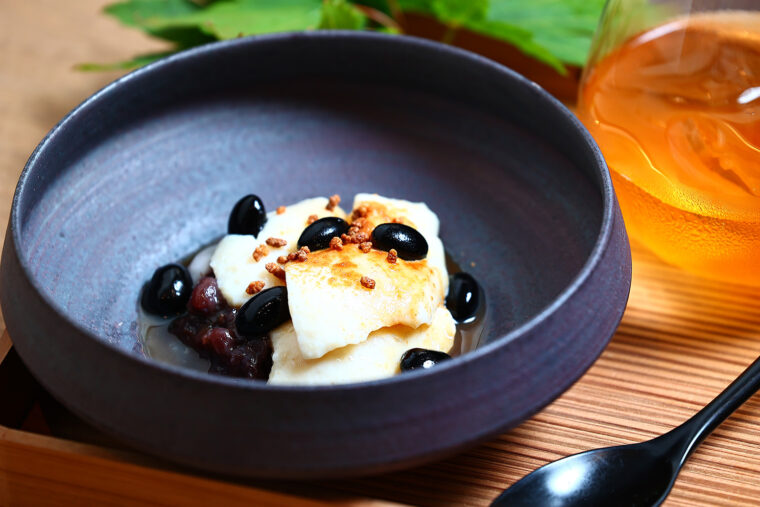 『和菓子屋の豆花』（1,100円）。ジャスミン茶付き。心地のよいひんやり具合で、冷たいものが苦手な人にもおすすめ