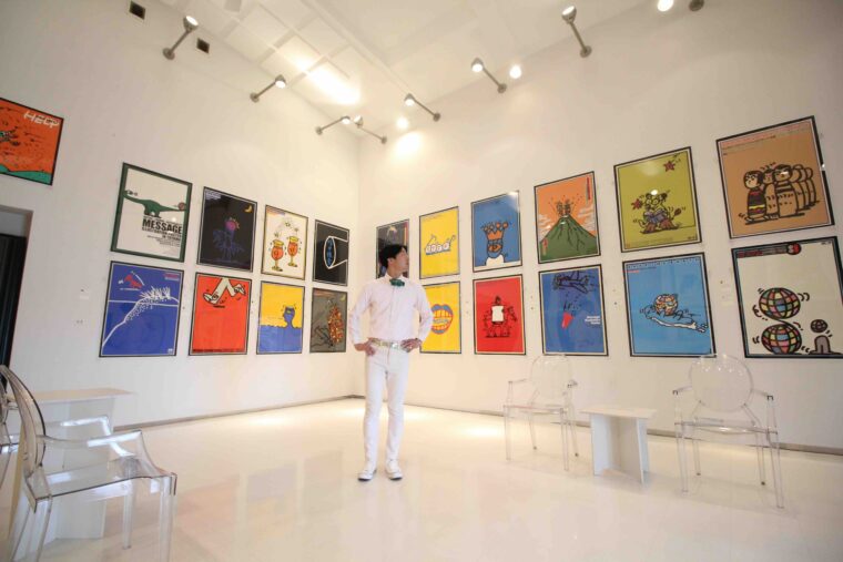 秋山孝ポスター美術館長岡は入館無料。火曜定休（祝日の場合翌日休み）