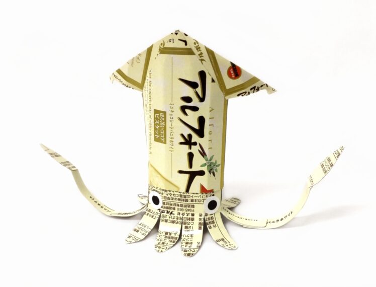 アルフォートの空き箱から作られたイカ
