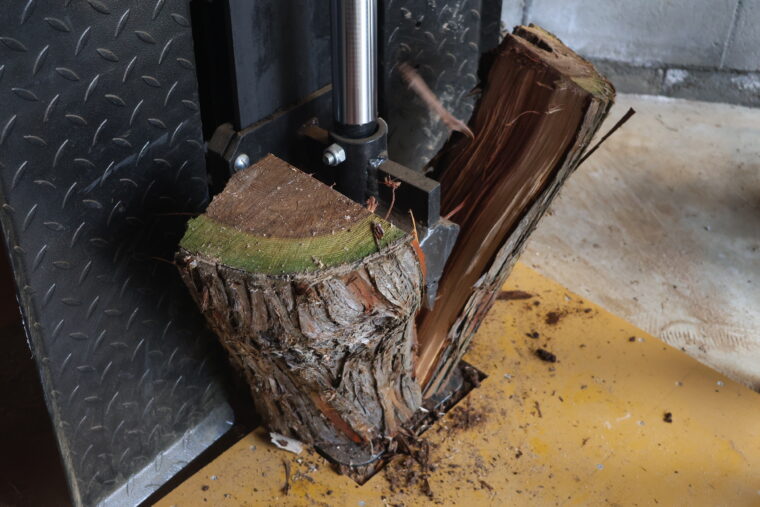 薪の製造も行なっている。キャンプや薪ストーブにどうぞ