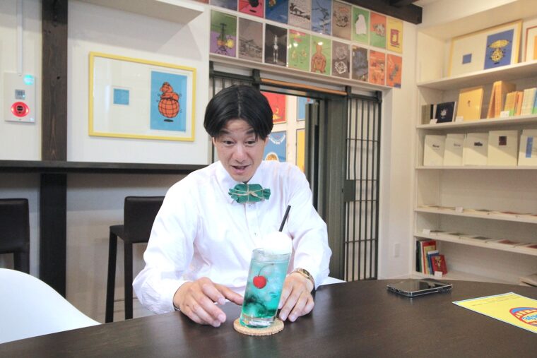 カフェも営業中