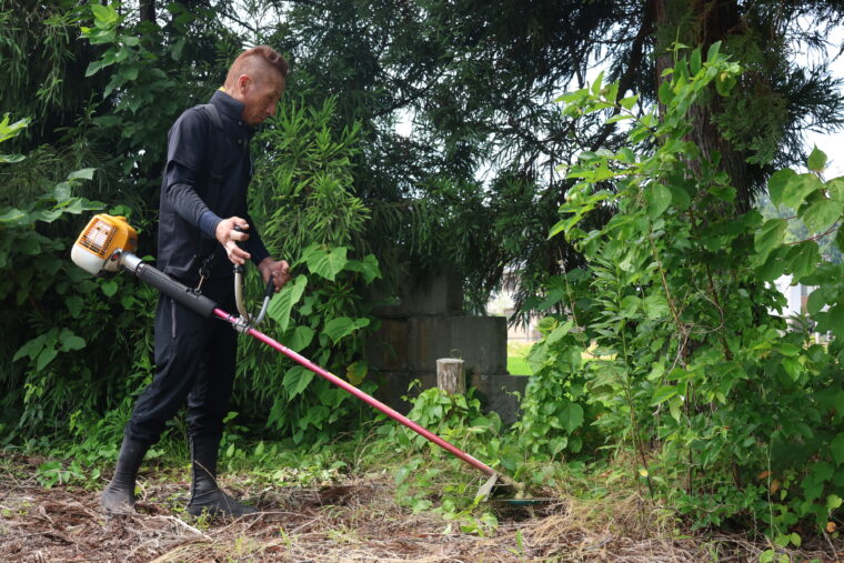 ボーボーに伸びて手に負えなくなった雑草の草刈り、敷地からはみ出た枝の伐採などにも対応