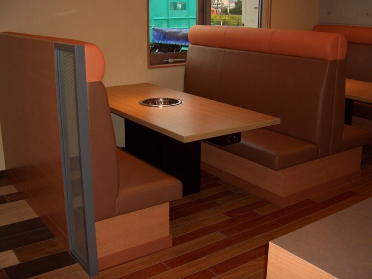 焼き肉店用のテーブルとベンチなども製作。コンロの形状に合わせた開口になっている