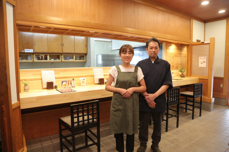 店主の遠藤光春さんと麻衣子さん夫妻が笑顔で迎えてくれる