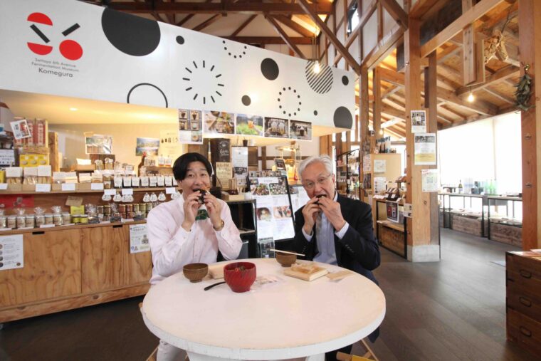 殿と一緒におにぎりをパクリ！