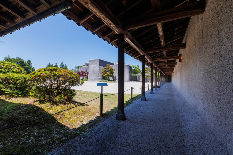 谷村美術館へは長い回廊を進みます