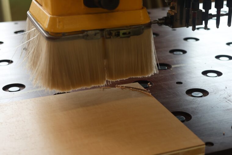 コンピュータで精巧なデザインを加工するNC加工機の導入によりアール物、高級品を高い精度で仕上げることができる