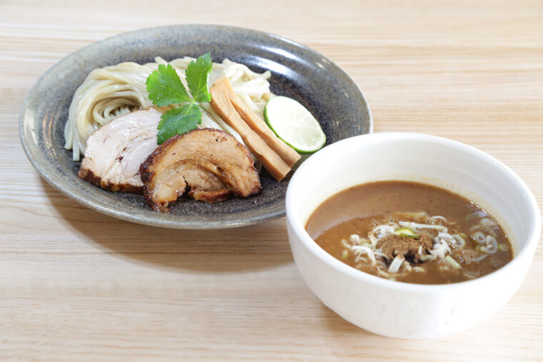 『つけめん・並』 （1,250 円）。コク深いスープをたっぷり絡めて味わおう