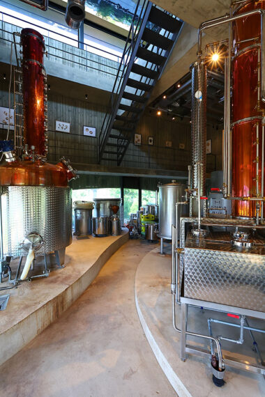 1階の蒸留フロア。大きな蒸留器を間近で見学できます
