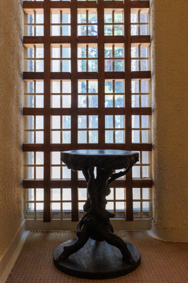 格子の窓や小窓から自然光を取り入れている