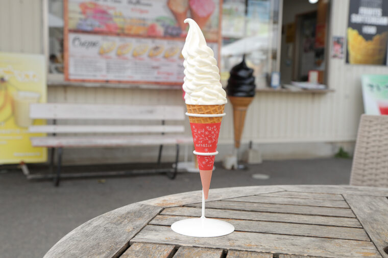 『塚田牛乳ソフトクリーム』（480円）はピア万代店限定メニュー