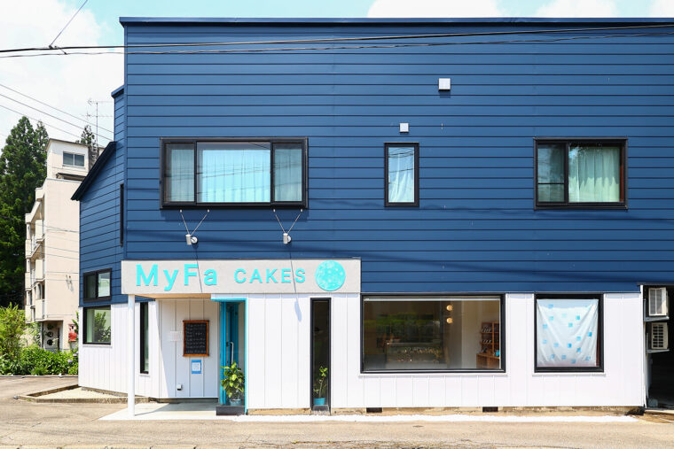 青い外観がさわやかです