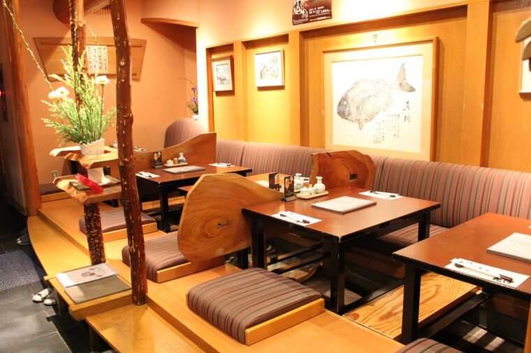 カウンター、テーブル、小上がり、個室を用意し、幅広い用途で利用できる