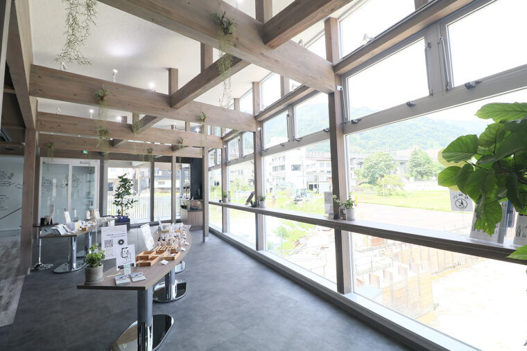 外の景色を一望できるタップルーム