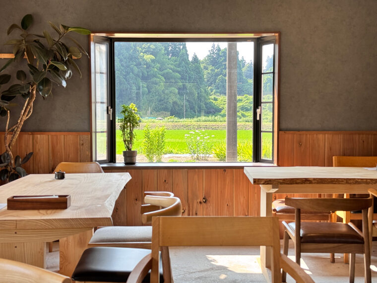 窓に移る山と田園風景が美しい