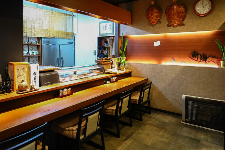 店内にはカウンター席と半個室の小上がり席を用意