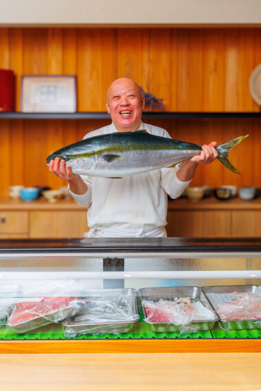 新鮮な魚を手に満面の笑み！　店主・黒井修さん