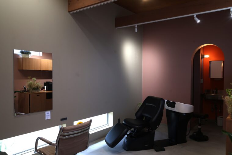 ピンクとグレージュの落ち着いた色の効果で、いるだけでリラックスしてしまう