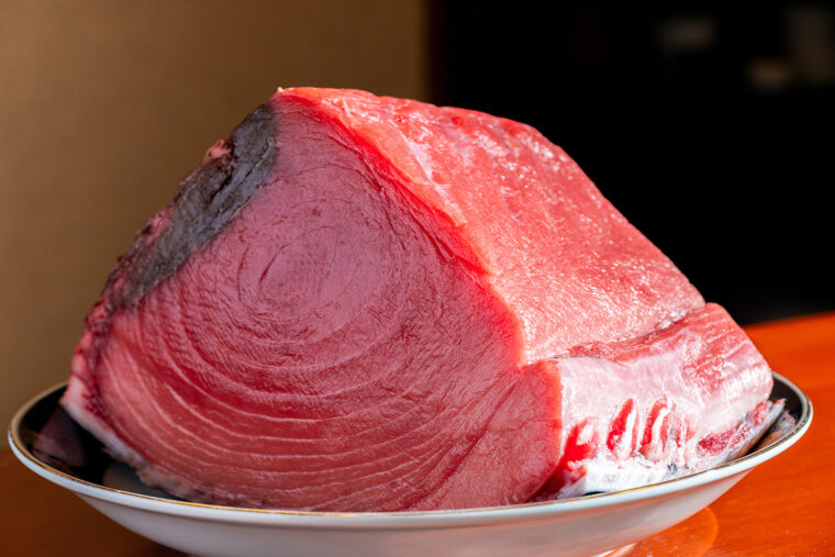 「今日は上質な本マグロが手に入りました」と加藤さん。海鮮丼も握りも、仕入れによりネタに変化が加わるのも魅力