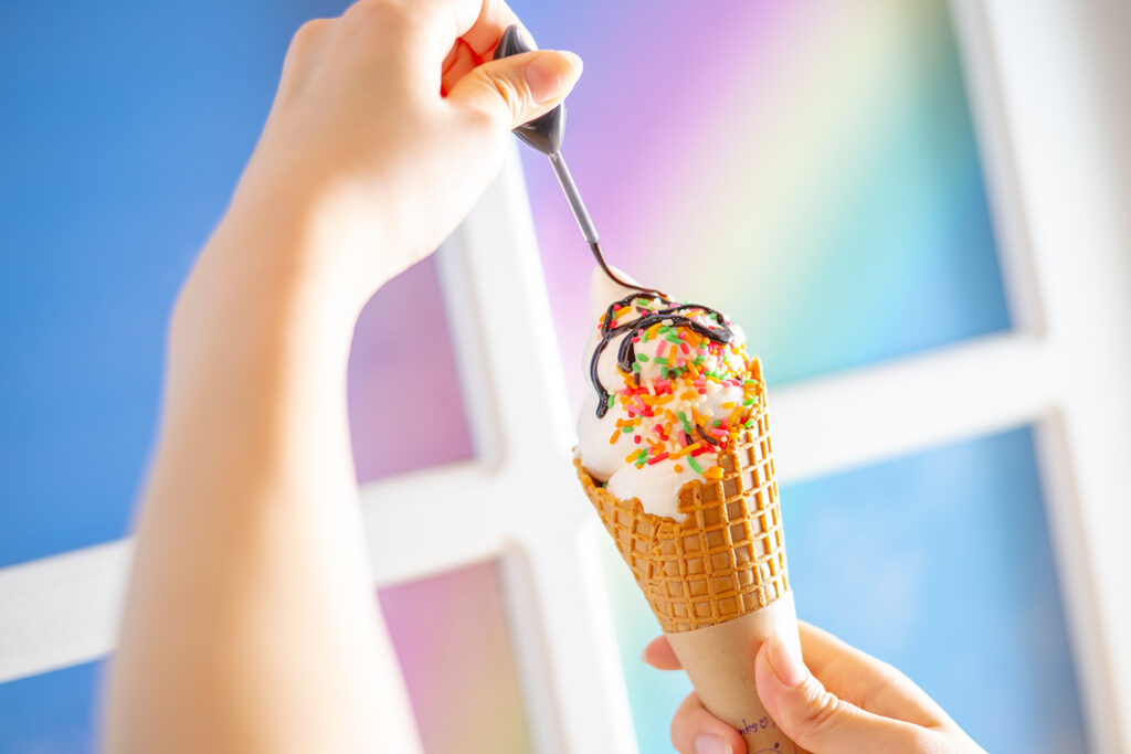 雨のち虹】ソフトクリームに自由にトッピングして自分好みの味に！｜弥彦村