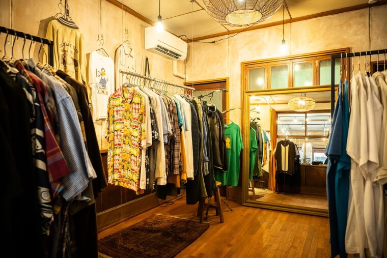 印象的な大きなミラー。森田さんのこだわりポイントなのだそう