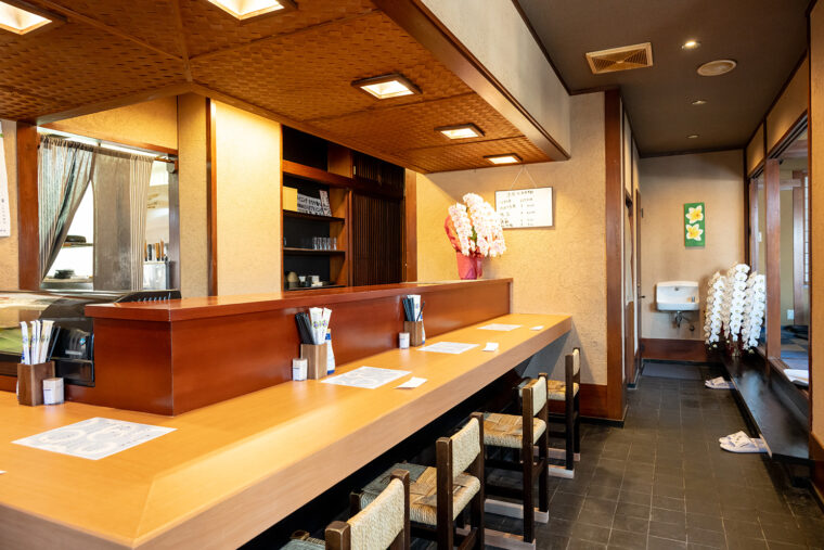 清潔感ある店内にはカウンター席に加え、テーブル席と座敷席を用意