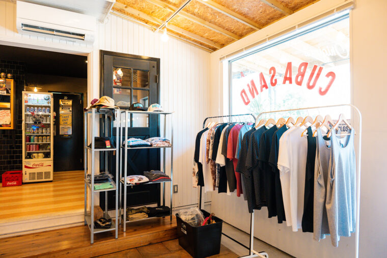 アパレルやサーフグッズを扱うショップも併設された店内は、食とカルチャーが交わるユニークな空間。ペットの同伴が可能なテラス席も完備