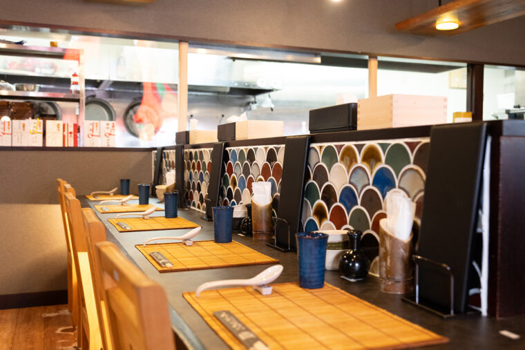 カウンター席。ひと席ごとに箸とレンゲが用意されている