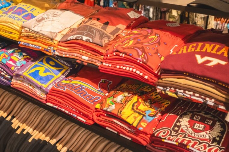 カラー別に並ぶプリントＴシャツ。ヴィンテージ感のあるフォントやデザインが目を引く