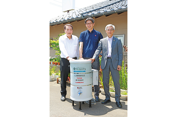 左から柏崎ユーエステック代表取締役社長の髙橋さん、ユニトライク代表取締役の村上さん、長岡技術科学大学客員教授の吉澤さん