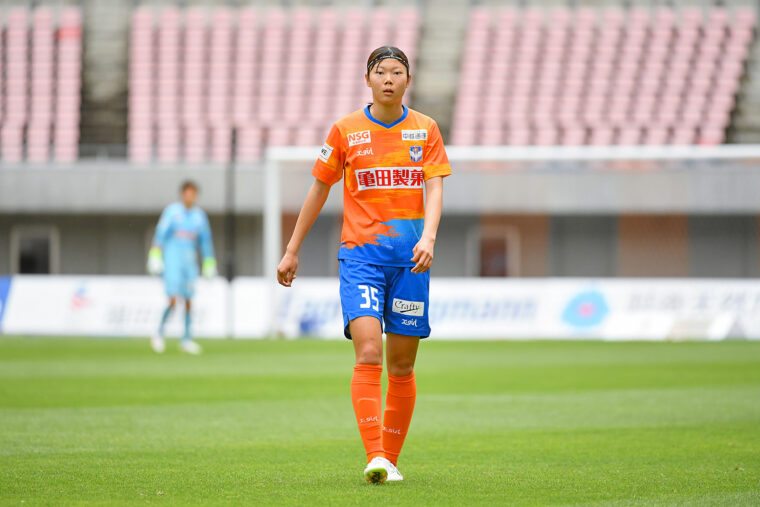 身長をいかしたセットプレーで攻撃面でも活躍する横山笑愛選手