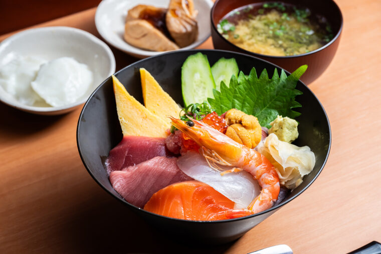 中トロや国産ウニをはじめとした大ぶりのネタが海鮮好きをうならせる『海鮮丼』（2,200円）
