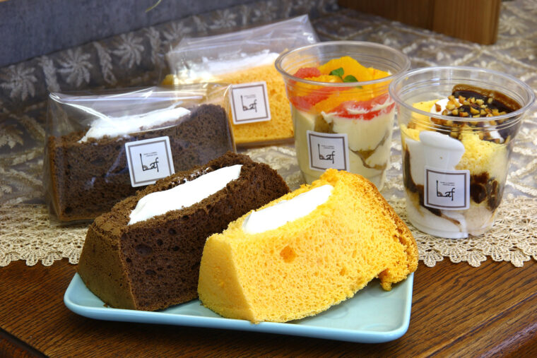 『生クリームサンド 濃厚アスタ卵シフォン』（手前右・390円）